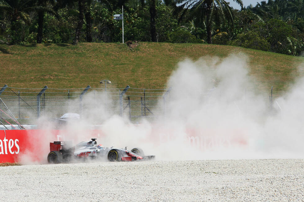 Foto zur News: Während der virtuellen Safety-Car-Phase wegen des Abflugs von Romain Grosjean (Bremsdefekt) kommen Verstappen und Rosberg zum ersten Boxenstopp. Die Rechnung geht auf: Verstappen dreht mit frischen Reifen die schnellste Runde und hat bei einem Boxenstopp-Delta von 24 Sekunden nur 16,7 Sekunden Rückstand auf Leader Hamilton.