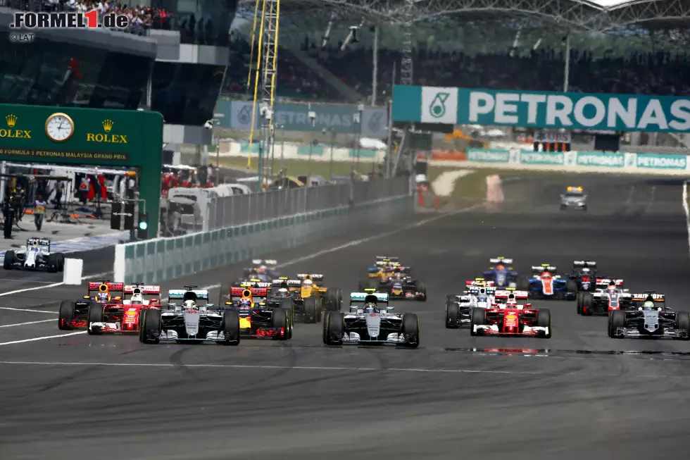 Foto zur News: Der Start in Sepang: Hamilton kommt am besten weg, Rosberg nimmt außen Kurs auf den zweiten Platz. Aber innen drängelt sich Sebastian Vettel mit Geschwindigkeitsüberschuss an den beiden Red Bulls vorbei. Vettel sei &quot;verrückt&quot;, schimpft Max Verstappen und nennt den Deutschen am Funk sogar einen &quot;Idioten&quot;, ...