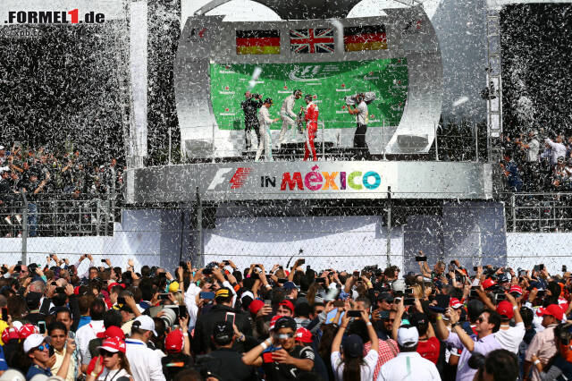Foto zur News: 51. Grand-Prix-Sieg: Jetzt ist Lewis Hamilton genauso groß wie Alain Prost! Und 135.026 Zuschauer machen das Autodromo Hermanos Rodrigues zu einem wahren Hexenkessel. In dem explodieren nach dem Rennen die Emotionen. Am meisten bei Sebastian Vettel. Aber der Reihe nach.