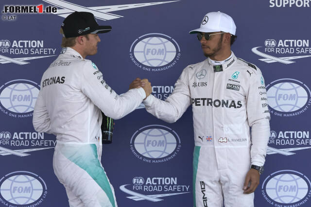 Foto zur News: Hamilton dominiert das Wochenende zwar nicht gegen Red Bull und Ferrari, aber gegen Nico Rosberg. Der nimmt im Qualifying lange Zeit Kurs auf Platz vier, schiebt sich aber im allerletzten Versuch noch in die erste Startreihe. Hamilton hat sich über andere Pole-Positions schon mal mehr gefreut.