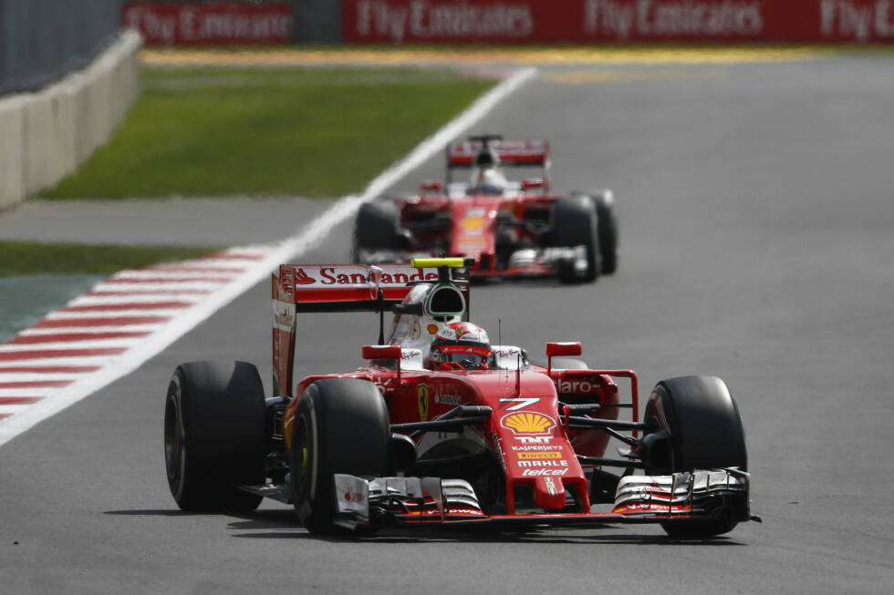 Foto zur News: Vettel kommt nach dem Boxenstopp hinter Kimi Räikkönen zurück auf die Strecke, ist nun mit 18,3 Sekunden Rückstand Sechster. Das Problem Räikkönen erledigt sich bald: Der &quot;Iceman&quot; verliert ob der abbauenden Reifen die Ruhe, fordert als einziger Topfahrer einen zweiten Service an und wird daher nur Sechster.