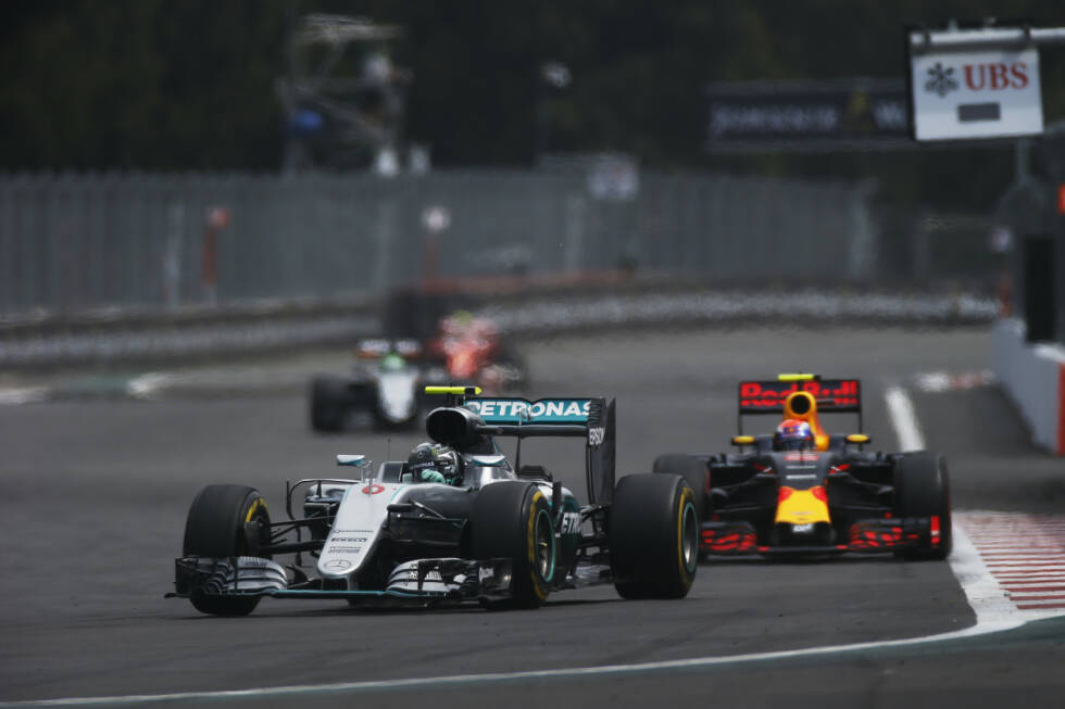 Foto zur News: Trotz der älteren Reifen macht Verstappen Druck auf Rosberg. Als sich der in Runde 50 beim Überrunden zu lange aufhält, bremst sich Verstappen an ihm vorbei - kann aber die Linie nicht halten. Es sollte seine einzige Chance auf P2 bleiben. Dahinter fahren zu dem Zeitpunkt Nico Hülkenberg und Räikkönen.