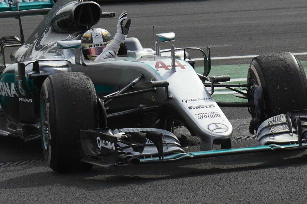 Foto zur News: Indes fährt Hamilton den Sieg sicher nach Hause, mit gedrosselter Motorleistung, und gewinnt 8,4 Sekunden vor Rosberg. In der WM schmilzt sein Rückstand von 26 auf 19 Punkte. Aber: Wenn Rosberg in Sao Paulo gewinnt, ist er vorzeitig Champion.