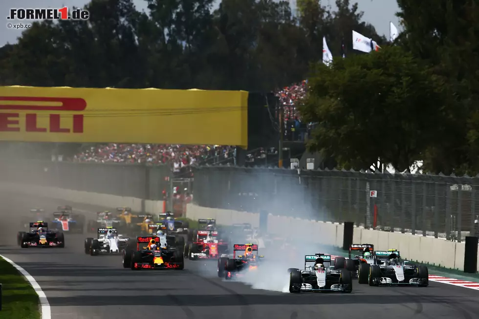 Foto zur News: Der lange Weg zur ersten Kurve provoziert einen spektakulären Start: Zuerst verbremst sich Hamilton, bleibt aber trotz seines Ausflugs in die Botanik in Führung, weil er &quot;voll auf dem Pinsel&quot; steht (Zitat: Rosberg).