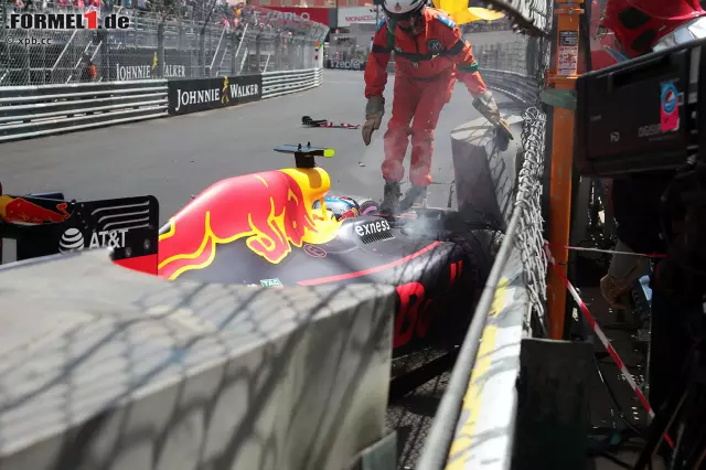 Foto zur News: Max Verstappen, gefeiertes "Wunderkind" von Barcelona, landet in Monaco brutal auf dem Boden der Realität: Crash im dritten Freien Training, Crash im Qualifying (Foto), Start aus der Boxengasse. "Mein Fehler", gibt er nach dem Abflug am Schwimmbad zu.