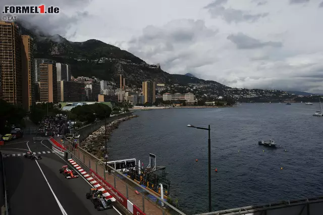 Vettel ist zeitweise der schnellste Mann auf der Strecke, aber Sergio Perez, Profiteur der Boxenstopps, managt seine harten Reifen clever und wird dafür mit dem dritten Platz belohnt. "Dieses Podium widme ich Vijay Mallya", sagt er später. Der Force-India-Boss wird in Indien immer noch strafverfolgt. Foto zur News: Vettel ist zeitweise der schnellste Mann auf der Strecke, aber Sergio Perez, Profiteur der Boxenstopps, managt seine harten Reifen clever und wird dafür mit dem dritten Platz belohnt. "Dieses Podium widme ich Vijay Mallya", sagt er später. Der Force-India-Boss wird in Indien immer noch strafverfolgt.