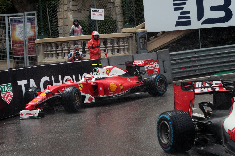 Foto zur News: In der elften Runde ist für Kimi Räikkönen (an elfter Stelle liegend) Endstation. Wegen zu kalter Hinterreifen rutscht er in der Loews-Haarnadel wie ein Anfänger in die Leitplanken. Felipe Massa kann gerade noch abbremsen, Romain Grosjean wird eingekerkert und fällt weit zurück. Am Ende P13 für den Haas-Piloten.