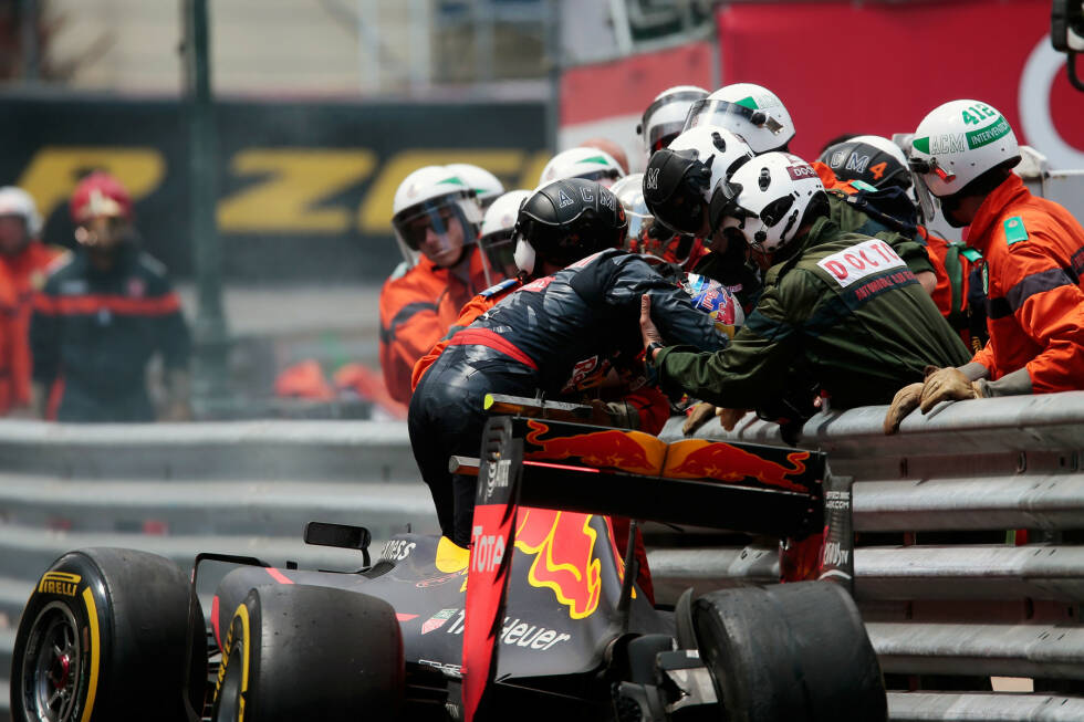 Foto zur News: ... in Runde 35 ist sein Arbeitstag vorbei: Untersteuern bei Massenet (genau wie am Samstagmorgen), dritter Fahrfehler-Crash des Wochenendes. Sebastian Vettel zeigt wenig später vor, wie man ein Formel-1-Auto an der gleichen Stelle trotz Drift auch abfangen kann.