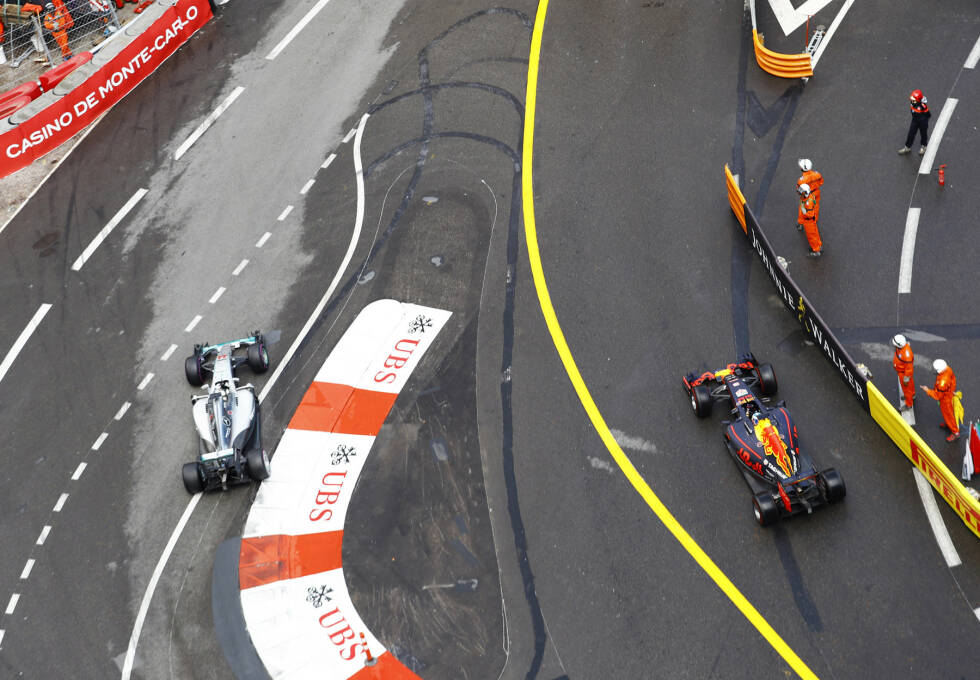 Foto zur News: Hamilton entscheidet sich, von Full-Wets direkt auf Ultrasoft zu wechseln, Ricciardo holt nach Boxenstopp auf Intermediates binnen drei Runden neun Sekunden auf. Die Entscheidung bringt der Wechsel auf Slicks: Bei Red Bull liegen die falschen Reifen parat, Ricciardo fühlt sich vom Team &quot;gefickt&quot;. Und trotzdem wird&#039;s ganz schön knapp!