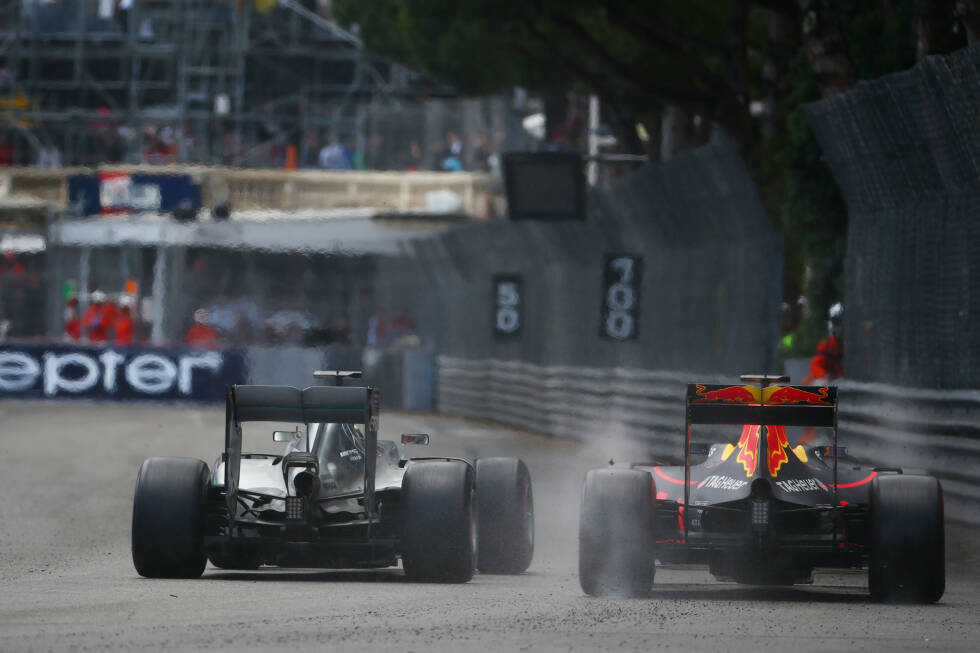 Foto zur News: Rennentscheidende Szene in Runde 37: Ricciardo ist im Tunnel schon an Hamilton dran, der unter Druck die Hafenschikane verpasst und Schwung verliert. Beim Rausbeschleunigen ist der Red Bull schneller, Hamilton schlägt die Tür zu. &quot;No further action&quot;, sagt die Rennleitung. Viele Twitter-Fans sehen das anders.