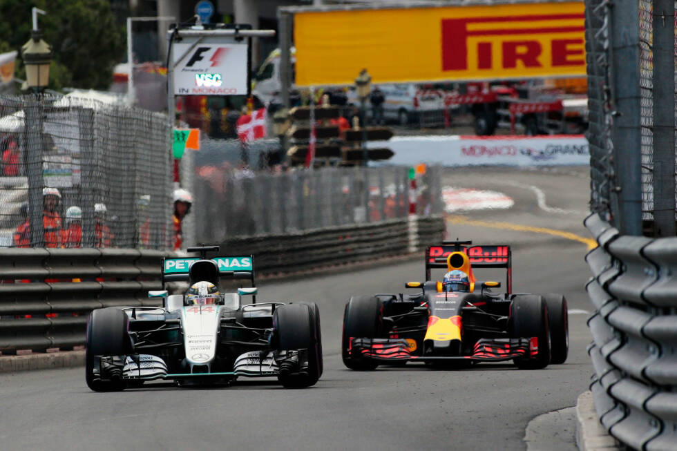 Foto zur News: Ricciardo folgt Hamilton wie ein Schatten, aber der Abstand variiert von Runde zu Runde, weil die Ultrasofts am Mercedes zwischendurch abkühlen müssen. Alle rätseln: Halten Hamiltons Pirellis 47 Runden aus? Sie tun es. Ironie: &quot;Wir wussten von einem Red-Bull-Longrun am Donnerstag, dass der Reifen 40 Runden geht&quot;, grinst Toto Wolff.