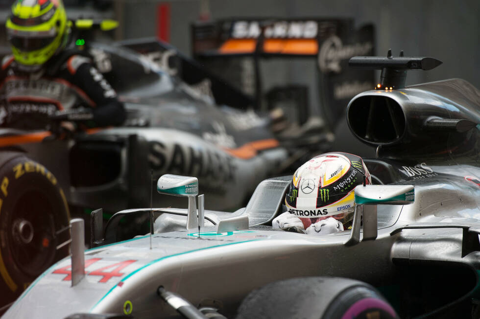 Foto zur News: Die Regentropfen im Finish können Hamilton nichts mehr anhaben: Mit 7,3 Sekunden Vorsprung gewinnt er den Grand Prix von Monaco - und die Freude darüber ist riesengroß! Ein Wendepunkt in der WM 2016? Auf Leader Rosberg fehlen jetzt &quot;nur&quot; noch 24 Punkte.