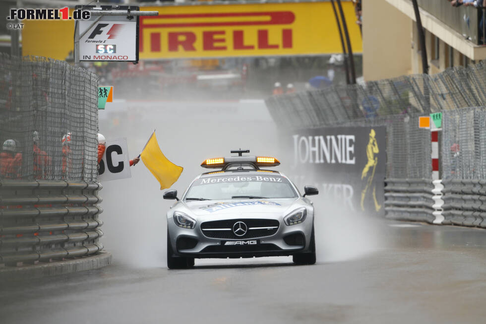 Foto zur News: Wegen Regens startet das Rennen hinter dem Safety-Car. In den sozialen Netzwerken wird die Formel 1 als Sport für Weicheier geshitstormt. Auch Experte Marc Surer wundert sich: &quot;Wollen sie warten, bis die Strecke trocken ist? Das ist kein Racing!&quot;