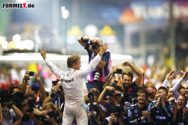 Foto zur News: Was für eine Leistung! Nico Rosberg liefert in Singapur eine dominante Vorstellung ab und feiert im 15. Rennen 2016 seinen achten Saisonsieg. Außerdem gewinnt er als erster Nicht-Weltmeister das Night-Race - und übernimmt wieder die WM-Führung, acht Punkte vor Lewis Hamilton.