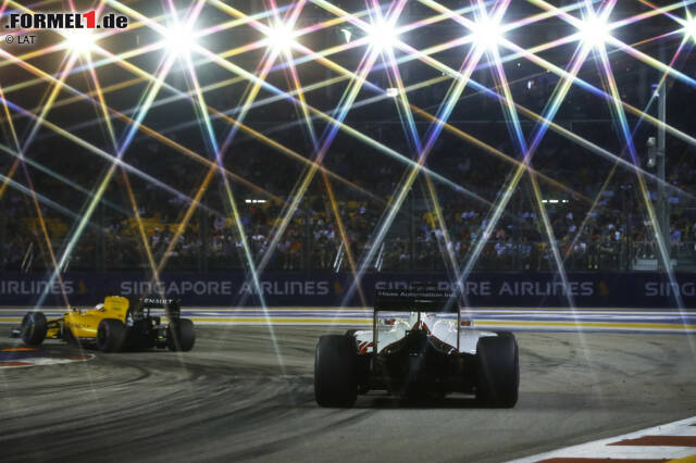 Foto zur News: Für Romain Grosjean ist der Grand Prix von Singapur nach der Aufwärmrunde vorbei. Weil das Brake-by-Wire-System kaputt geht, gibt der Haas-Pilot auf. Am Samstag hatte er noch geschimpft: "Das ist das schlechteste Auto, das ich je gefahren bin!" Technikchef Günther Steiner winkt ab: "Romain wird sich wieder beruhigen."