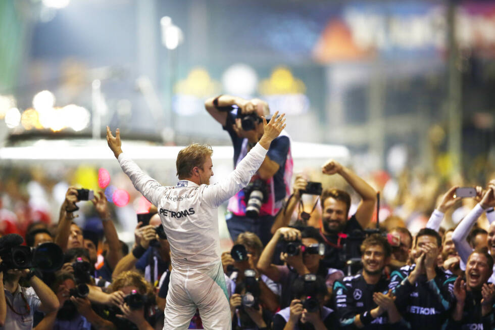 Foto zur News: Was für eine Leistung! Nico Rosberg liefert in Singapur eine dominante Vorstellung ab und feiert im 15. Rennen 2016 seinen achten Saisonsieg. Außerdem gewinnt er als erster Nicht-Weltmeister das Night-Race - und übernimmt wieder die WM-Führung, acht Punkte vor Lewis Hamilton.