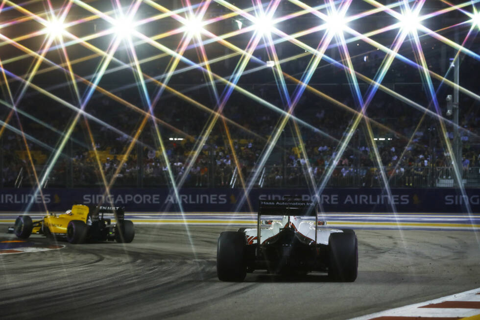Foto zur News: Für Romain Grosjean ist der Grand Prix von Singapur nach der Aufwärmrunde vorbei. Weil das Brake-by-Wire-System kaputt geht, gibt der Haas-Pilot auf. Am Samstag hatte er noch geschimpft: &quot;Das ist das schlechteste Auto, das ich je gefahren bin!&quot; Technikchef Günther Steiner winkt ab: &quot;Romain wird sich wieder beruhigen.&quot;