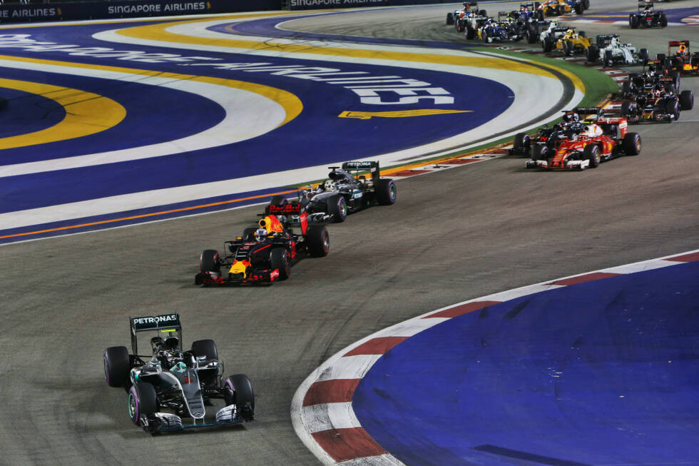 Foto zur News: Hamilton schnuppert kurz an Ricciardo, muss aber vor der ersten Kurve zurückstecken und bleibt Dritter. Von da an sind die Positionen erst mal bezogen: Nach vier Runden hat Rosberg 2,2 Sekunden Vorsprung auf Ricciardo, der wiederum hängt Hamilton um weitere 2,2 Sekunden ab.