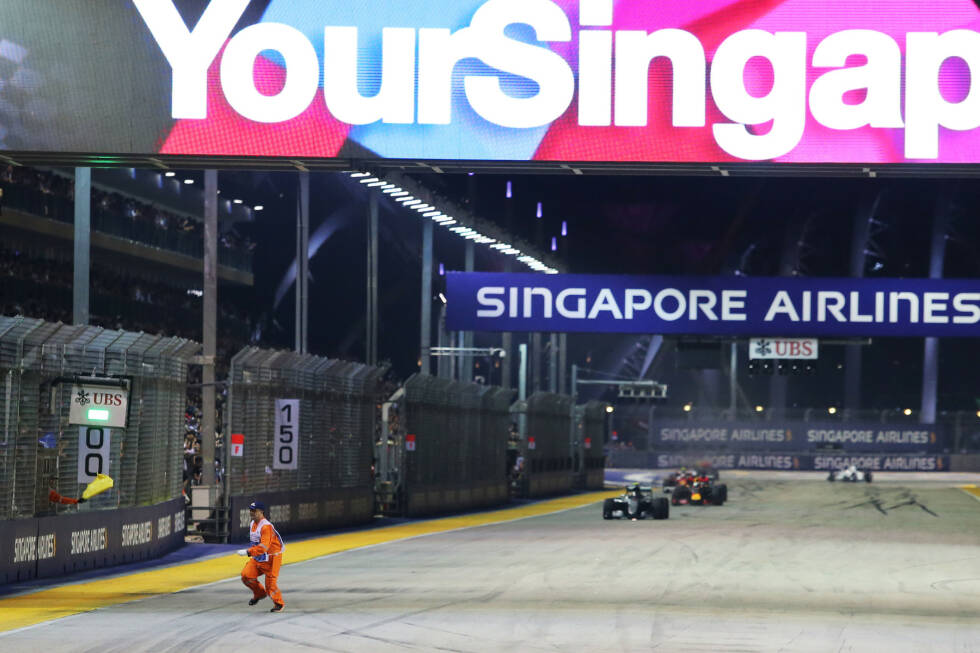 Foto zur News: Nach dem Safety-Car-Restart, bei dem Hamilton wieder erfolglos an Ricciardo schnuppert, steht plötzlich ein Streckenposten mitten auf der Fahrbahn! &quot;Kein schönes Gefühl bei Tempo 300&quot;, sagt Rosberg. Die Situation geht glimpflich aus. Bereits 2015 ist in Singapur ein Betrunkener auf die Strecke spaziert.