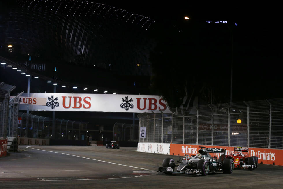 Foto zur News: Kimi Räikkönen geht auf der Strecke an Hamilton vorbei und fährt plötzlich auf Podiumskurs, mit dem Undercut beim letzten Boxenstopp holt sich Hamilton den dritten Platz aber zurück. Wie der Ferrari-Strategiecrew das passieren konnte, ist Räikkönen, leicht angesäuert, nach dem Rennen ein Rätsel.