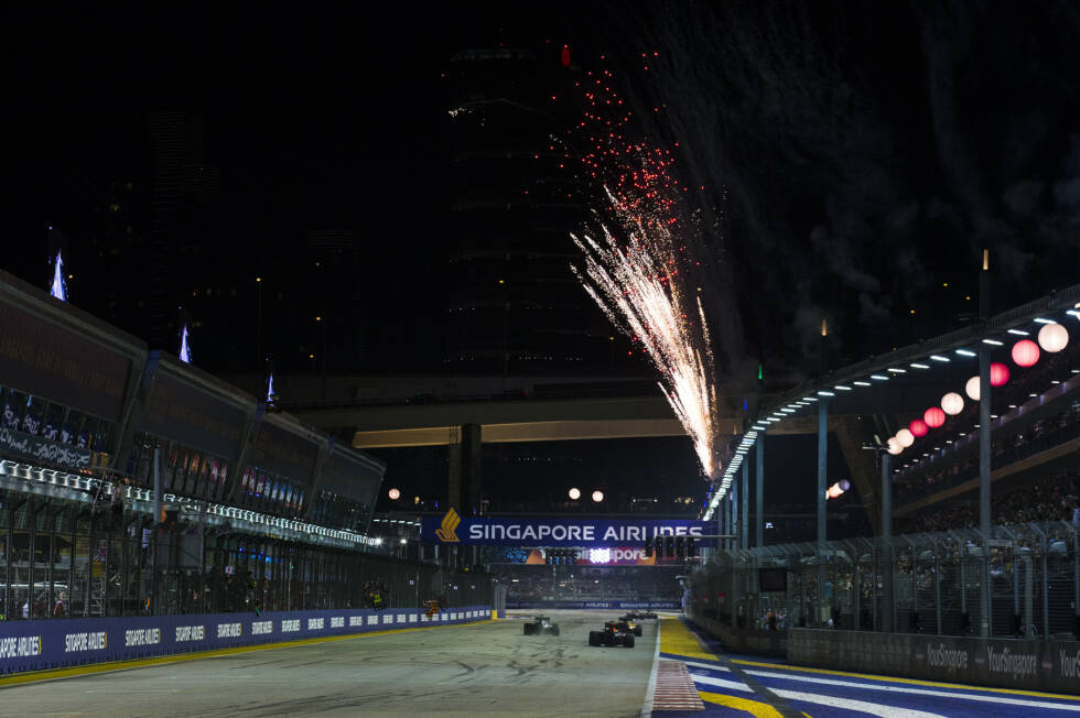 Foto zur News: Ricciardos &quot;Feuerwerk&quot; (Toto Wolff) sorgt noch einmal für richtig Drama: Auf der Ziellinie beträgt der Vorsprung von Rosberg nur noch 0,488 Sekunden! Der Mercedes-Star hat Glück, dass er Magnussen in der Schlussrunde nicht mehr überrunden muss. Hamilton bringt Platz drei 2,2 Sekunden vor Räikkönen ins Ziel.