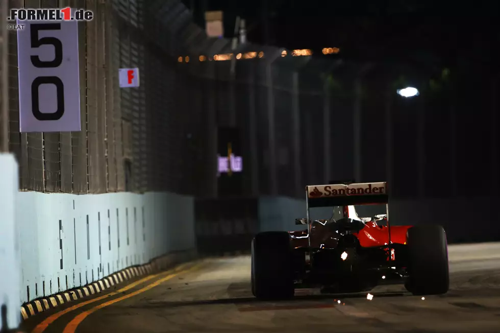 Foto zur News: Mit vier Erfolgen ist Sebastian Vettel Rekordsieger in Singapur, eine gebrochene Radaufhängung kostet ihn jedoch das Qualifying: Aus schon in Q1! So nutzt er die Gelegenheit, gleich einen neuen Antrieb für den Rest der Saison in seinen Pool zu ziehen. Denn Letzter ist er sowieso schon.