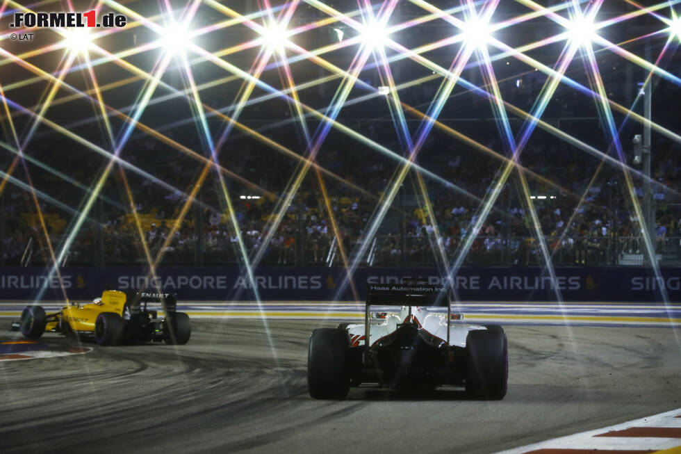 Foto zur News: Für Romain Grosjean ist der Grand Prix von Singapur nach der Aufwärmrunde vorbei. Weil das Brake-by-Wire-System kaputt geht, gibt der Haas-Pilot auf. Am Samstag hatte er noch geschimpft: &quot;Das ist das schlechteste Auto, das ich je gefahren bin!&quot; Technikchef Günther Steiner winkt ab: &quot;Romain wird sich wieder beruhigen.&quot;