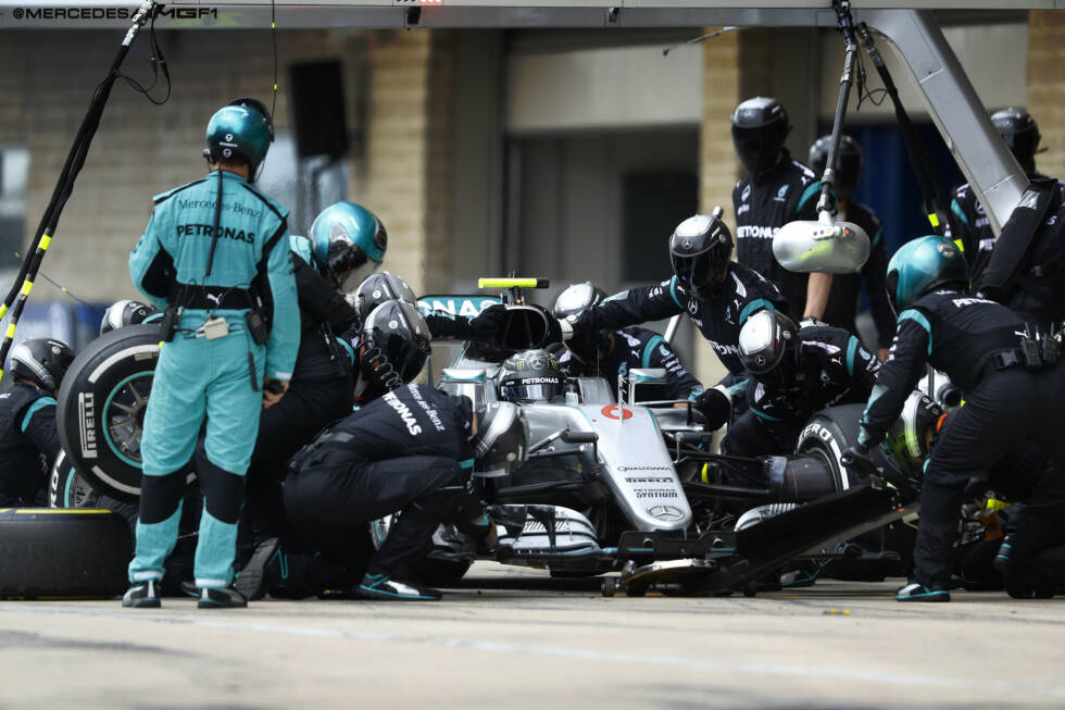 Foto zur News: Eine Runde nach Verstappen, der überraschend früh von Soft auf Soft wechselt, kommt nur Rosberg zum Service, obwohl beiden Mercedes-Fahrern das Kommando &quot;Box!&quot; gefunkt wird. Rosberg hat Glück, dass Kimi Räikkönens Undercut-Versuch scheitert, weil er von einem McLaren aufgehalten wird - und wechselt im Gegensatz zu Hamilton auf Medium.