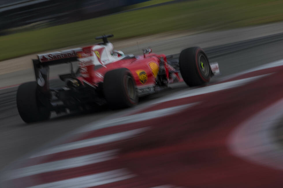 Foto zur News: Kurios: Vettel kommt zwei Runden vor Schluss ohne jede Not noch einmal an die Box. Für einen Safety-Car-Poker ist es da längst zu spät, aber es reicht noch für die schnellste Runde im Rennen: 1:39.877 Minuten.