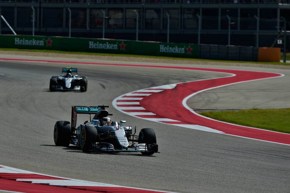 Foto zur News: Rosberg verkürzt den Abstand im Finish von über zehn auf 4,5 Sekunden, wirklich gefährlich wird er Hamilton aber nicht mehr. Dass sich der um seinen Motor sorgt, fällt für Mercedes-Sportchef Toto Wolff in die Kategorie Phantomschmerzen. Nach Austin steht fest: Rosberg hat bereits in Mexiko den ersten WM-Matchball.
