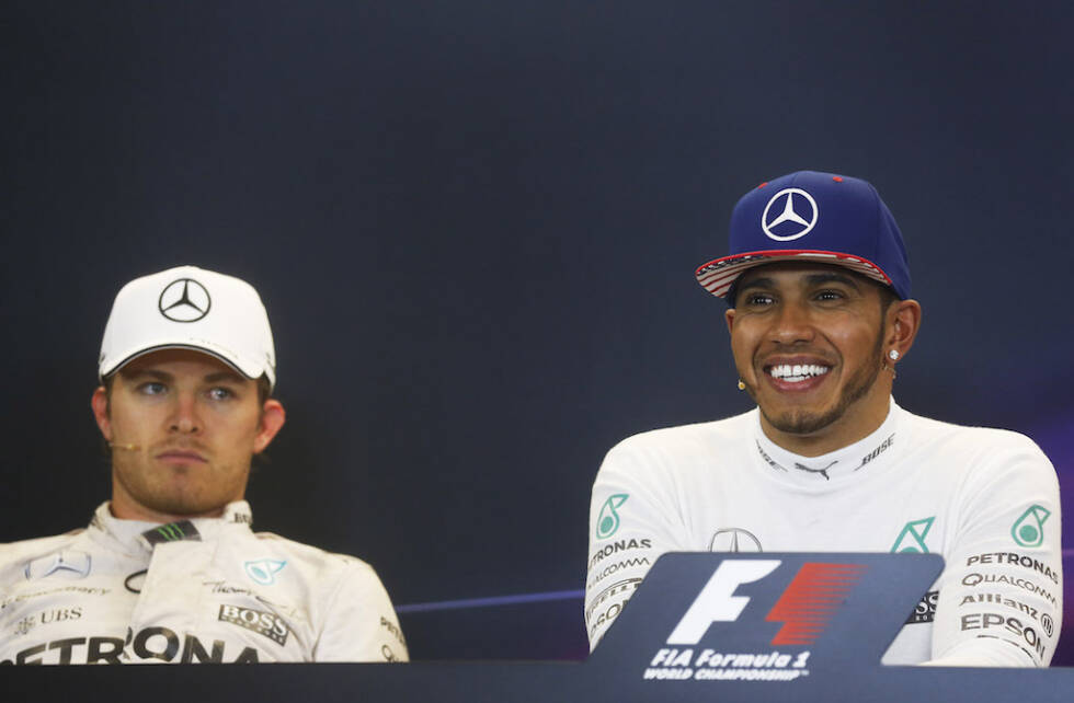 Foto zur News: In Erinnerung bleibt der GP auch wegen &quot;Cap-gate&quot;, weil Hamilton dem zweitplatzierten Rosberg nach dem Rennen die Kappe mit der Nummer 2 zuwirft. Der Deutsche feuerte sie umgehend wieder Richtung Hamilton - und schlägt anschließend auch auf der Strecke zurück. Er gewinnt die letzten drei Saisonrennen und wird 2016 sogar Weltmeister.