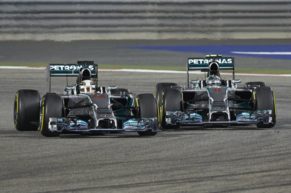 Foto zur News: Der Bahrain-Grand-Prix 2014 und der Showdown in der Wüste: Das sich zuspitzende Teamduell mit Rosberg findet den ersten Höhepunkt, als die Mercedes-Piloten sich auf Biegen und Brechen duellieren. Der Deutsche verliert seine Pole-Position in der Startkurve an Hamilton, doch er setzt alles an einen Sieg auf der Strecke.