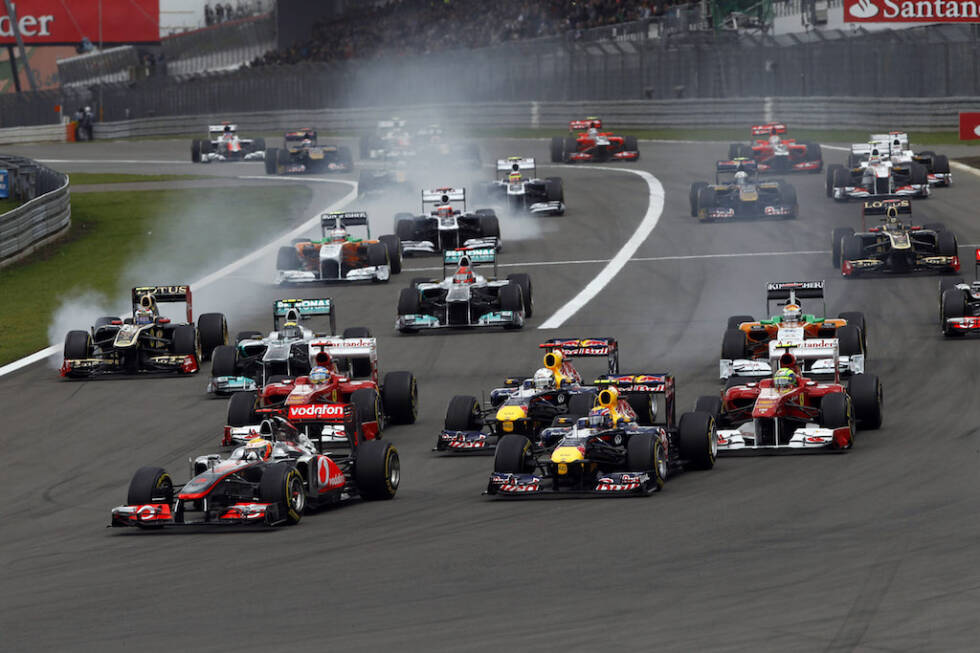Foto zur News: Der Deutschland-Grand-Prix 2011 und der Geniestreich mit den Bremsen: Hamilton demontiert Teamkollege Button im Qualifying, als er 1,2 Sekunden schneller ist - weil er völlig überraschend den Bremsenhersteller gewechselt hat. Im Rennen ringt er Webber (Red Bull) und Alonso (Ferrari) mit Überholmanövern nieder.