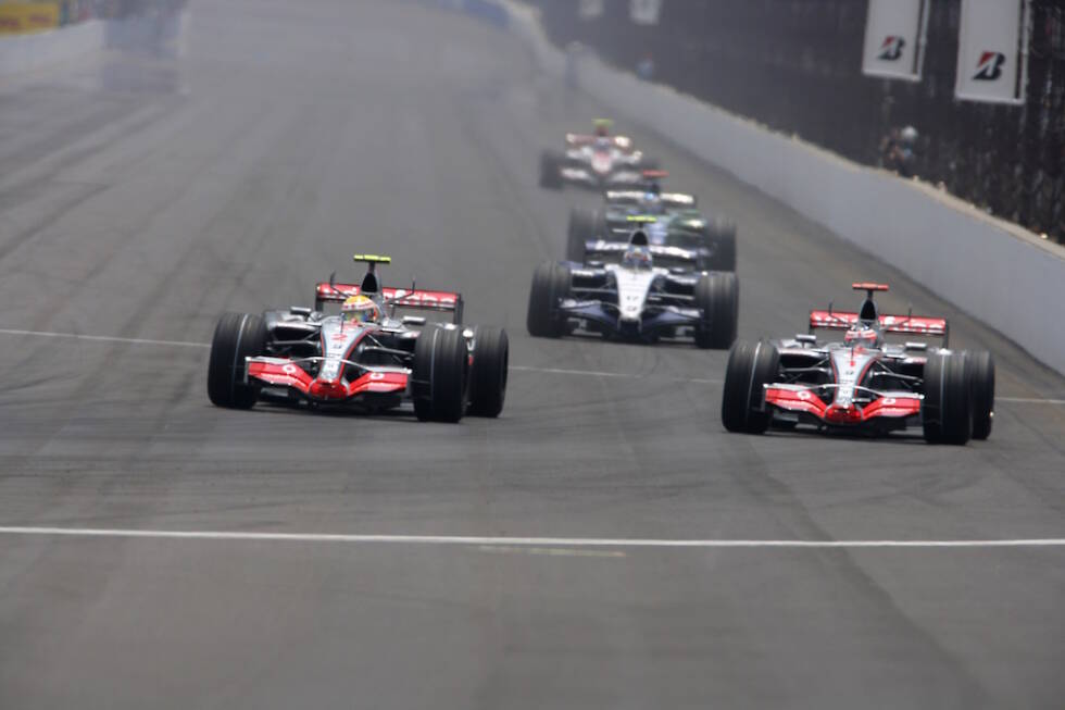 Foto zur News: Alonso macht im Rennen sofort Druck, kann Hamiltons Tempo aber nicht folgen. Er verteidigt die Führung trotz des damals nachteiligen früheren Haltes. Körnende Reifen bei Hamilton bewirken, dass es zum Schluss dennoch zum Showdown kommt: Ausgangs der Steilkurve setzt sich Alonso aus dem Windschatten neben das Schwesterauto ...