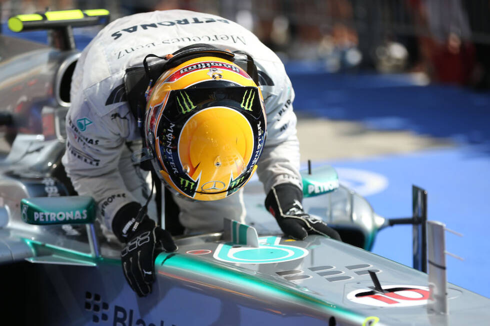 Foto zur News: Hamilton kommt zwar früh an die Box, überholt aber Ex-Teamkollege Button (McLaren) und Webber (Red Bull) mit Blitzaktionen. Seine Konkurrenten tun sich schwerer und die Reifen halten zur Überraschung aller durch - erster Sieg im Mercedes! Übrigens: Teamkollege Rosberg fährt eine halbe Sekunde langsamer und wird Neunter.
