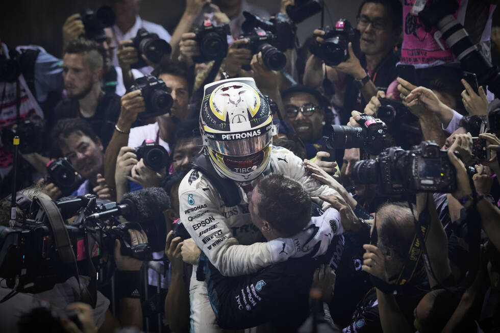 Foto zur News: Der Singapur-Grand-Prix 2017 und der Sieg auf der Angststrecke: 2017 hat Hamilton mit Sebastian Vettel und Ferrari einen neuen Gegner im WM-Kampf. Der Mercedes-Pilot geht mit drei WM-Zählern Vorsprung ins 14. Saisonrennen in Singapur. Doch der Straßenkurs spielt dem W08 nicht in die Karten, und Hamilton qualifiziert sich nur als Fünfter.