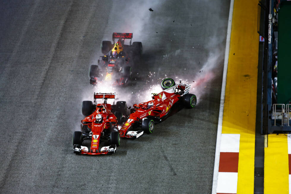 Foto zur News: Glück für ihn: Vettel, Verstappen und Räikkönen räumen sich beim Start im Nassen gegenseitig ab. So ist der Weg frei für Hamilton, der bei schwierigen Bedingungen seinen ersten Sieg in Singapur seit 2014 feiert. Es soll ein entscheidender Nadelstich im WM-Kampf sein, von dem sich Ferrari anschließend nicht mehr erholen wird.