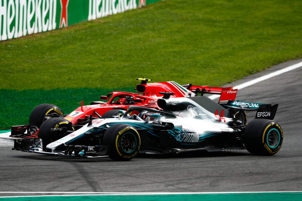 Foto zur News: In Runde 1 schnappt er sich Vettel, der sich im Zweikampf zu allem Überfluss auch noch dreht und am Ende nur Vierter wird. Später ringt er auch Räikkönen nieder und feierte ausgerechnet im Ferrari-Land einen entscheidenden Sieg. Ferrari erholt sich auch dieses Mal nicht mehr, während Hamilton sechs der letzten acht Saisonrennen gewinnt.