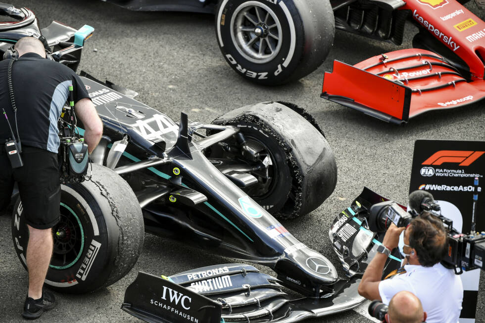 Foto zur News: Der Großbritannien-Grand-Prix 2020 und der Sieg auf drei Reifen: Unter dramatischen Umständen gewinnt Hamilton sein Heimrennen im Jahr 2020 zum insgesamt siebten Mal. Eigentlich hat er alles im Griff, bis er Anfang der letzten Runde einen Reifenschaden hat. Irgendwie schleppt er seinen Mercedes trotzdem ins Ziel - und das auf P1!
