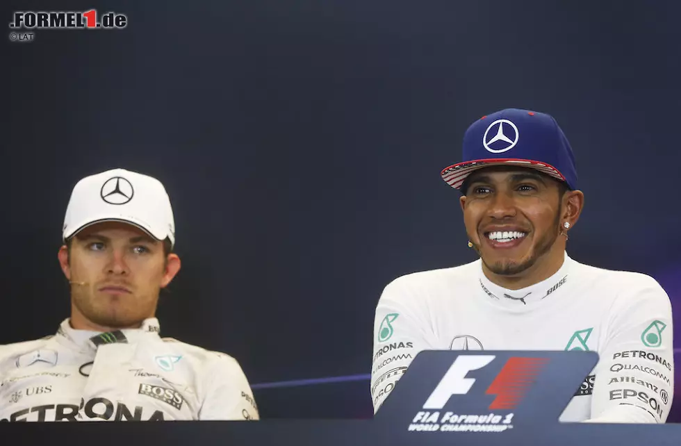 In Erinnerung bleibt der GP auch wegen "Cap-gate", weil Hamilton dem zweitplatzierten Rosberg nach dem Rennen die Kappe mit der Nummer 2 zuwirft. Der Deutsche feuerte sie umgehend wieder Richtung Hamilton - und schlägt anschließend auch auf der Strecke zurück. Er gewinnt die letzten drei Saisonrennen und wird 2016 sogar Weltmeister. Foto zur News: In Erinnerung bleibt der GP auch wegen "Cap-gate", weil Hamilton dem zweitplatzierten Rosberg nach dem Rennen die Kappe mit der Nummer 2 zuwirft. Der Deutsche feuerte sie umgehend wieder Richtung Hamilton - und schlägt anschließend auch auf der Strecke zurück. Er gewinnt die letzten drei Saisonrennen und wird 2016 sogar Weltmeister.