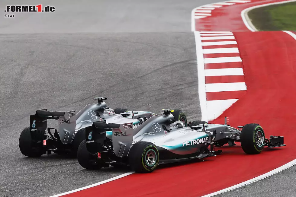 Der US-Grand-Prix 2015 und "Cap-gate": Ein Jahr später macht Hamilton den WM-Titel bereits drei Rennen vor Saisonende perfekt. In Austin steht Rosberg zwar auf Pole, doch gleich in Kurve 1 quetscht sich Hamilton auf feuchter Strecke vorbei. Bei wechselhaften Bedingungen behält er den Durchblick und macht Titel Nummer drei perfekt. Foto zur News: Der US-Grand-Prix 2015 und "Cap-gate": Ein Jahr später macht Hamilton den WM-Titel bereits drei Rennen vor Saisonende perfekt. In Austin steht Rosberg zwar auf Pole, doch gleich in Kurve 1 quetscht sich Hamilton auf feuchter Strecke vorbei. Bei wechselhaften Bedingungen behält er den Durchblick und macht Titel Nummer drei perfekt.