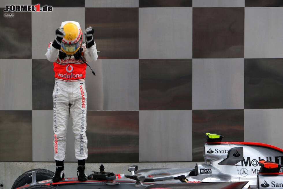 Foto zur News: Als der Drehzahlbegrenzer in beiden Wagen bei 326 km/h anschlägt, macht Newcomer Hamilton innen die Tür zu. Danach hat McLaren genug gesehen und weist beide an, die Motoren zu schonen, was die Positionen betoniert. Alonso, der sich als zweimaliger Champion für den Schnelleren hält, tobt unter dem Helm. Hamilton jubelt.