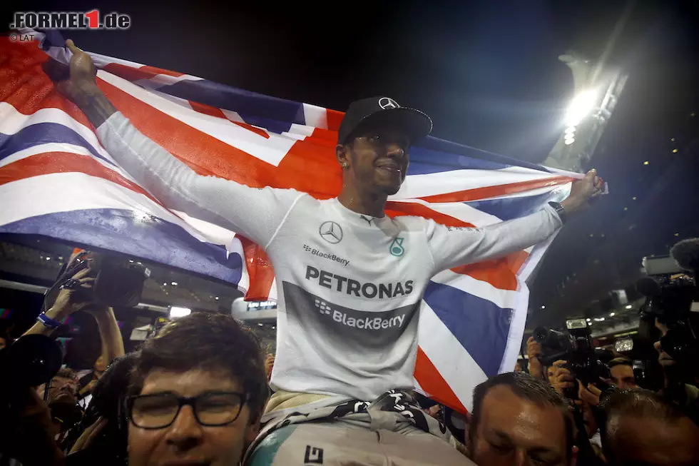 Hamilton reicht es, als Zweiter hinter dem Deutschen ins Ziel zu kommen, doch er macht keine Gefangenen. Mit einem Bilderbuch-Start kassiert er Rosberg noch vor der ersten Kurve und muss gar nicht mehr in die Rückspiegel schauen, als dessen Hybrid-Antrieb schlappmacht. Am Ende gibt es 50 Zähler - und den WM-Titel! Foto zur News: Hamilton reicht es, als Zweiter hinter dem Deutschen ins Ziel zu kommen, doch er macht keine Gefangenen. Mit einem Bilderbuch-Start kassiert er Rosberg noch vor der ersten Kurve und muss gar nicht mehr in die Rückspiegel schauen, als dessen Hybrid-Antrieb schlappmacht. Am Ende gibt es 50 Zähler - und den WM-Titel!