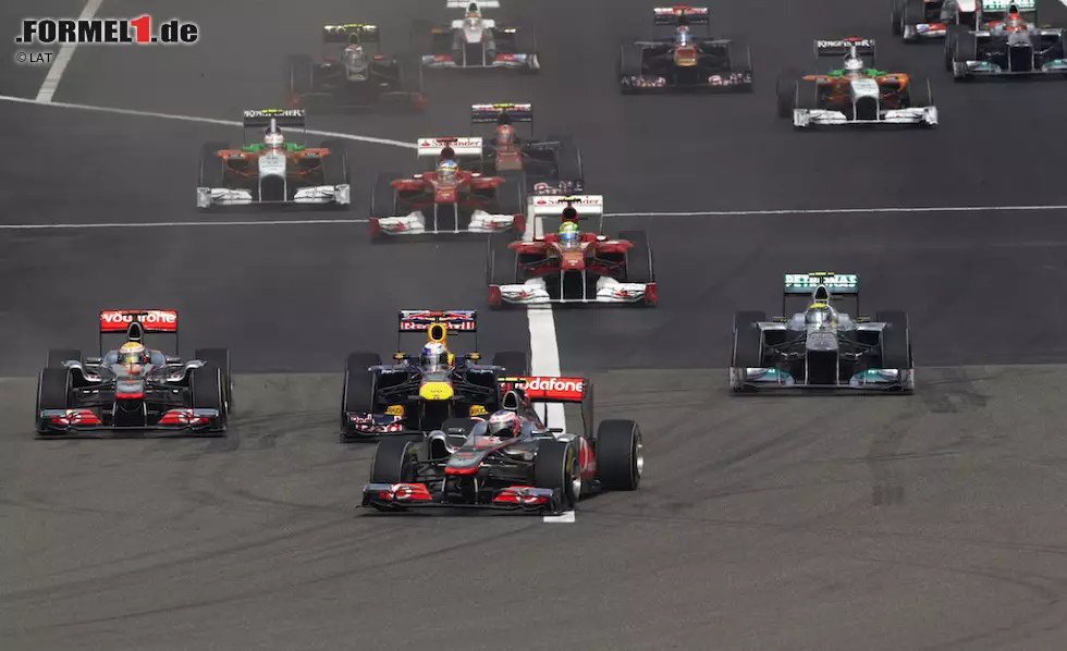 Der China-Grand-Prix 2011 und der Überhol-Wahnsinn von Schanghai: Obwohl Hamilton am Start Vettel (Red Bull) niederringt, misslingt McLaren die Strategie und er fällt auf Rang fünf zurück. Er lässt erst Teamkollege Button stehen und frühstückt nach dem letzten Stopp die Konkurrenz wie entfesselt ab. Foto zur News: Der China-Grand-Prix 2011 und der Überhol-Wahnsinn von Schanghai: Obwohl Hamilton am Start Vettel (Red Bull) niederringt, misslingt McLaren die Strategie und er fällt auf Rang fünf zurück. Er lässt erst Teamkollege Button stehen und frühstückt nach dem letzten Stopp die Konkurrenz wie entfesselt ab.