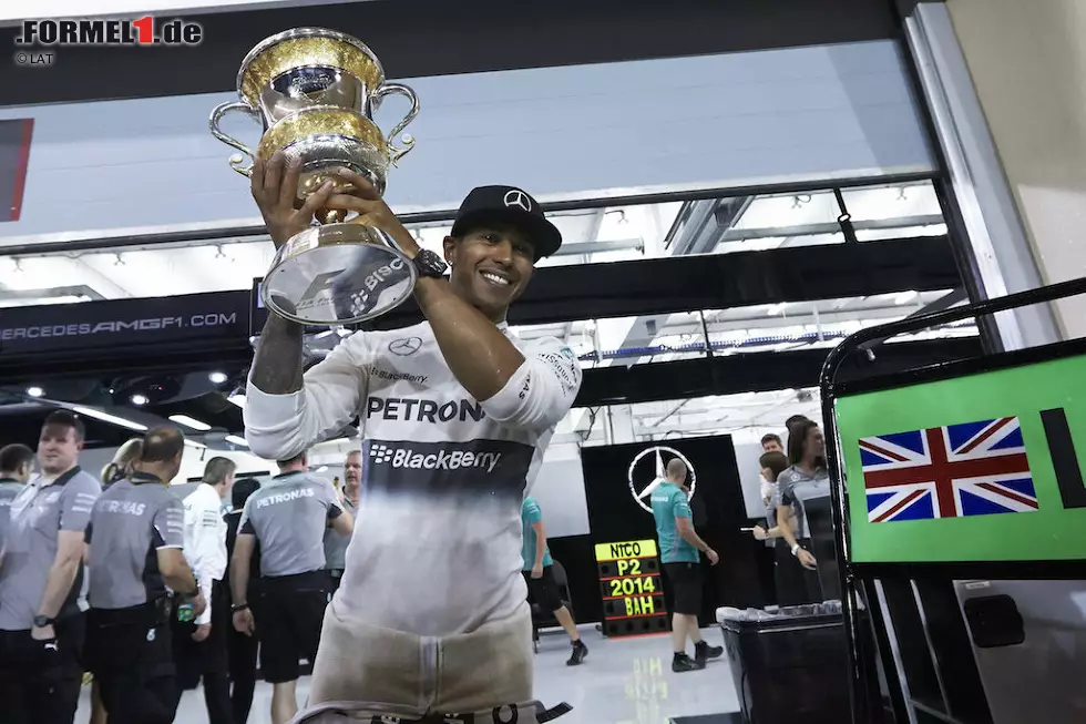 Doch er wehrt sich mit Haut und Haaren. Beide fahren teilweise drei Kurven lang nebeneinander. Obwohl Rosberg schneller ist, positioniert Hamilton sein Auto immer perfekt. Er lässt ihn sogar auf der Gegengeraden überholen, um bei Start und Ziel mit DRS kontern zu können. Bis die karierte Flagge fällt und er den Sieg im Sack hat. Foto zur News: Doch er wehrt sich mit Haut und Haaren. Beide fahren teilweise drei Kurven lang nebeneinander. Obwohl Rosberg schneller ist, positioniert Hamilton sein Auto immer perfekt. Er lässt ihn sogar auf der Gegengeraden überholen, um bei Start und Ziel mit DRS kontern zu können. Bis die karierte Flagge fällt und er den Sieg im Sack hat.