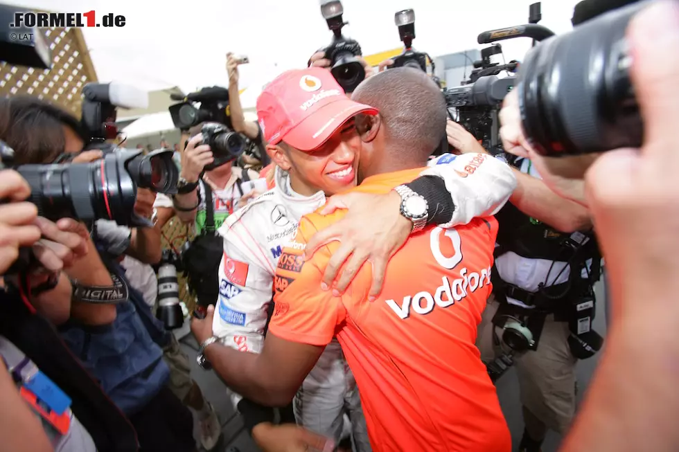 Foto zur News: ... und fährt einen Start-Ziel-Sieg ein. Ein sichtlich gerührter McLaren-Boss Ron Dennis, der sonst die Siegerpokale einkassiert wie der Fiskus die Lohnsteuer, schenkt seinem Ziehsohn die Trophäe.