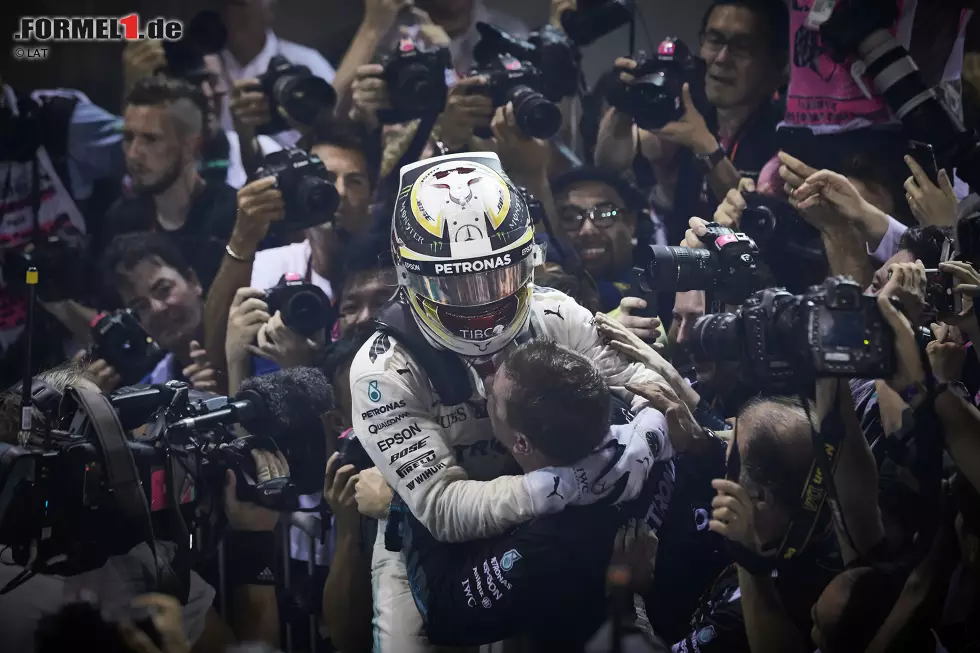 Der Singapur-Grand-Prix 2017 und der Sieg auf der Angststrecke: 2017 hat Hamilton mit Sebastian Vettel und Ferrari einen neuen Gegner im WM-Kampf. Der Mercedes-Pilot geht mit drei WM-Zählern Vorsprung ins 14. Saisonrennen in Singapur. Doch der Straßenkurs spielt dem W08 nicht in die Karten, und Hamilton qualifiziert sich nur als Fünfter. Foto zur News: Der Singapur-Grand-Prix 2017 und der Sieg auf der Angststrecke: 2017 hat Hamilton mit Sebastian Vettel und Ferrari einen neuen Gegner im WM-Kampf. Der Mercedes-Pilot geht mit drei WM-Zählern Vorsprung ins 14. Saisonrennen in Singapur. Doch der Straßenkurs spielt dem W08 nicht in die Karten, und Hamilton qualifiziert sich nur als Fünfter.