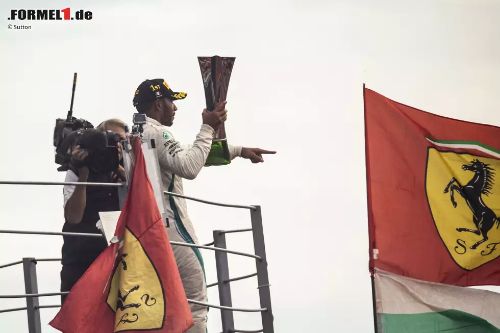 Der Italien-Grand-Prix 2018 und der "Auswärtssieg": Ein Jahr später gibt es fast die identische Ausgangsposition. Mit 17 Punkten Vorsprung auf Vettel reist Hamilton zum Ferrari-Heimspiel nach Monza. Und erneut hat Ferrari mit P1 und P2 im Qualifying die besseren Karten. Doch Hamilton dreht den Spieß von P3 startend wieder um ... Foto zur News: Der Italien-Grand-Prix 2018 und der "Auswärtssieg": Ein Jahr später gibt es fast die identische Ausgangsposition. Mit 17 Punkten Vorsprung auf Vettel reist Hamilton zum Ferrari-Heimspiel nach Monza. Und erneut hat Ferrari mit P1 und P2 im Qualifying die besseren Karten. Doch Hamilton dreht den Spieß von P3 startend wieder um ...