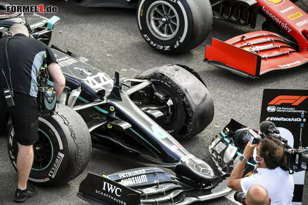 Der Großbritannien-Grand-Prix 2020 und der Sieg auf drei Reifen: Unter dramatischen Umständen gewinnt Hamilton sein Heimrennen im Jahr 2020 zum insgesamt siebten Mal. Eigentlich hat er alles im Griff, bis er Anfang der letzten Runde einen Reifenschaden hat. Irgendwie schleppt er seinen Mercedes trotzdem ins Ziel - und das auf P1! Foto zur News: Der Großbritannien-Grand-Prix 2020 und der Sieg auf drei Reifen: Unter dramatischen Umständen gewinnt Hamilton sein Heimrennen im Jahr 2020 zum insgesamt siebten Mal. Eigentlich hat er alles im Griff, bis er Anfang der letzten Runde einen Reifenschaden hat. Irgendwie schleppt er seinen Mercedes trotzdem ins Ziel - und das auf P1!