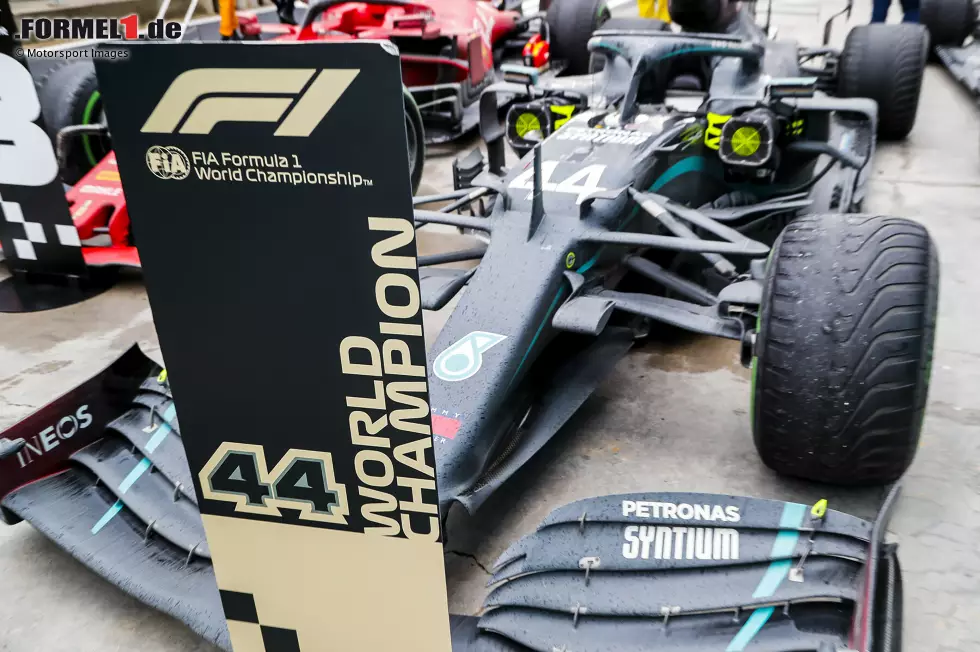Der Türkei-Grand-Prix 2020 und der siebte Titel: 50 von 58 Rennrunden bringt Hamilton auf nur einem Intermediate-Reifensatz zu und fährt unter schwierigsten Bedingungen ein blitzsauberes Rennen, am Ende mit über 30 Sekunden Vorsprung. Mit seinem Sieg steht fest: Er ist Weltmeister 2020 und stellt den WM-Rekord von Michael Schumacher ein. Foto zur News: Der Türkei-Grand-Prix 2020 und der siebte Titel: 50 von 58 Rennrunden bringt Hamilton auf nur einem Intermediate-Reifensatz zu und fährt unter schwierigsten Bedingungen ein blitzsauberes Rennen, am Ende mit über 30 Sekunden Vorsprung. Mit seinem Sieg steht fest: Er ist Weltmeister 2020 und stellt den WM-Rekord von Michael Schumacher ein.